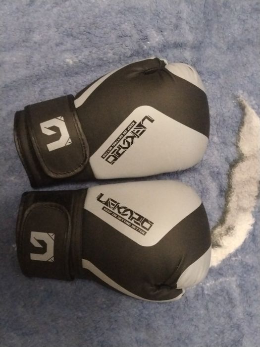 Продам боксерские перчатки