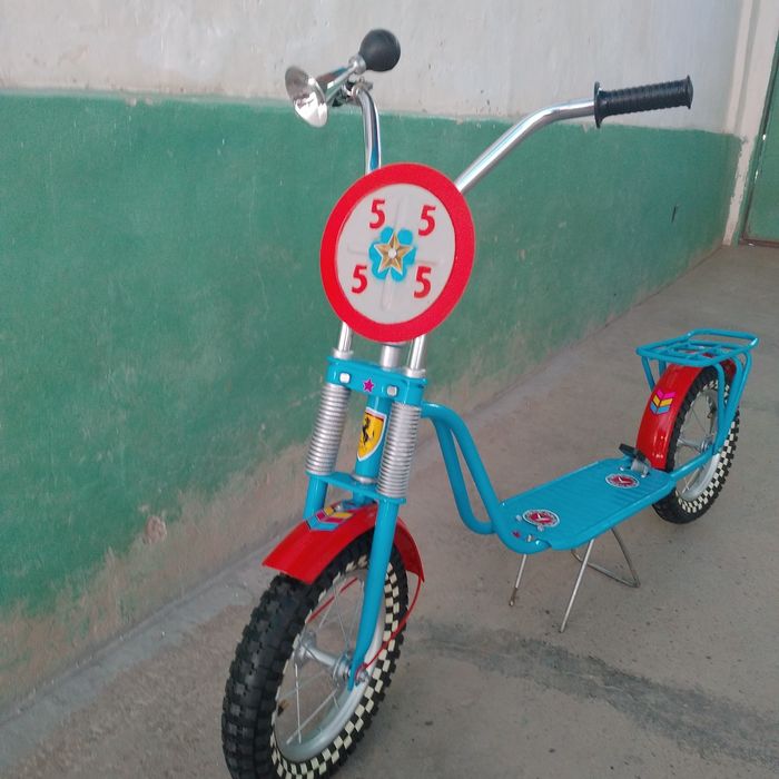 Продаётся большой российский самокат.