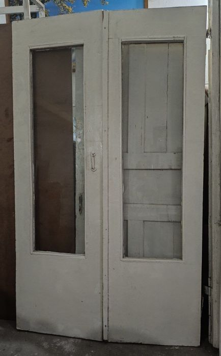 Двери,рамы оконные деревянные.