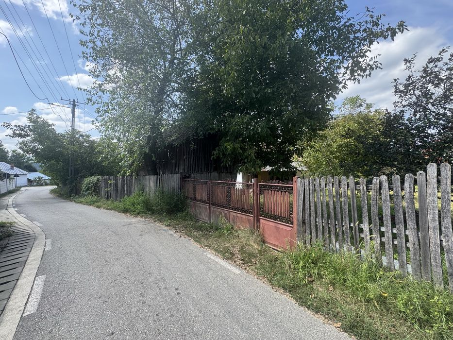 Teren 2.400 mp cu casă bătrânească, utilități și deschidere mare la drum.