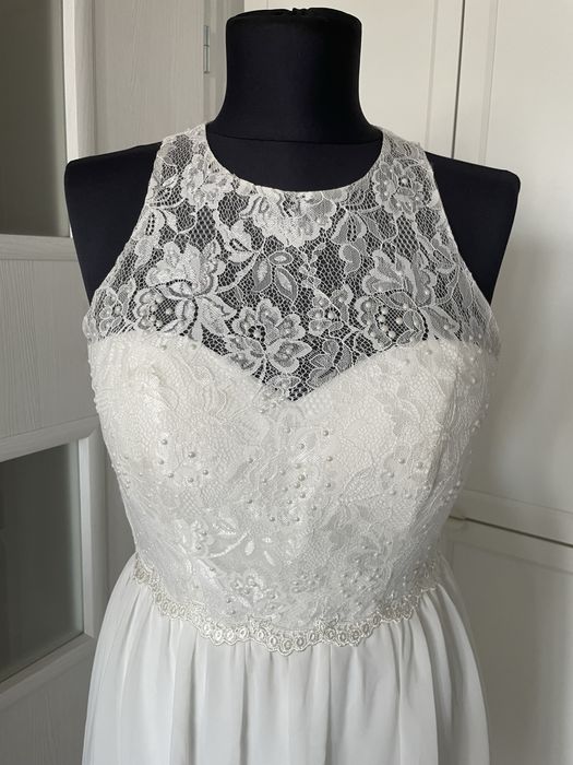 Красива бяла рокля