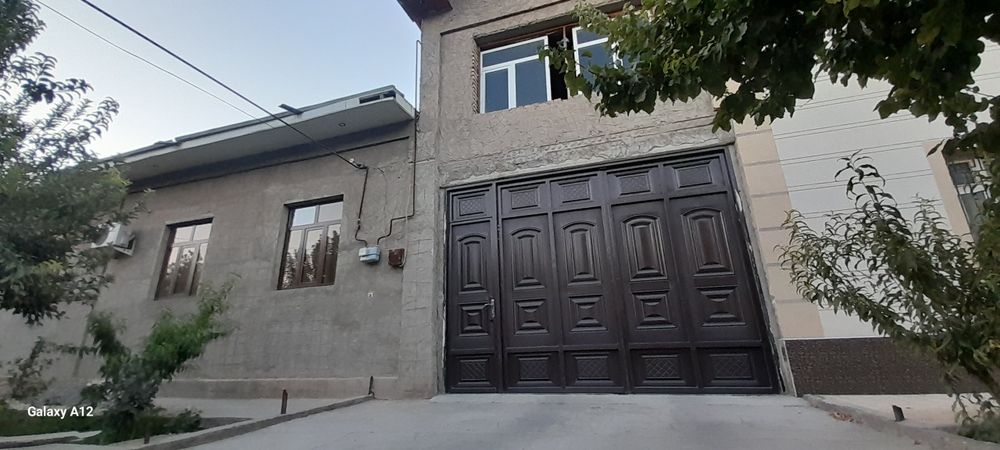 Barcha qulayliklarga ega hovli sotiladi
