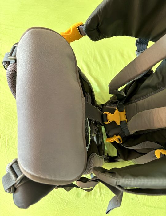 deuter, туристическа раница за носене на дете, с бебе в планината