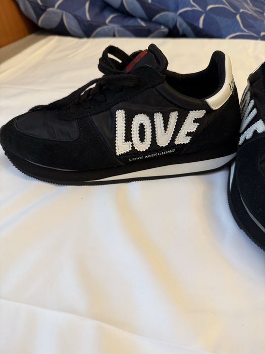 Vand adidasi moschino
