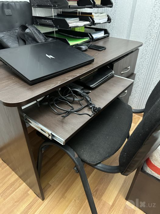 Продается Стол для уроков и работы . Ish va o’qish uchun stol sotiladi