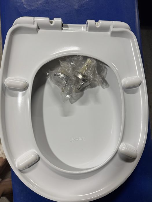 Бачек для унитаза креавит ,с внутренним механизмом и унитазной крышклй