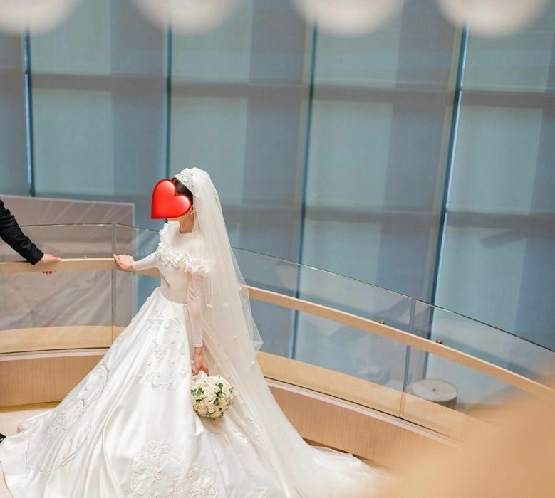 Роскошное свадебное платье сшитое по спецальному заказу.