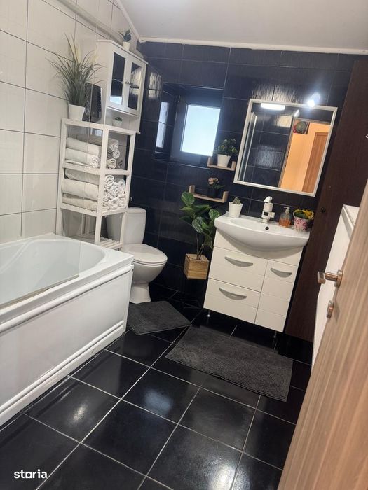 Casa cu 4 camere de vanzare