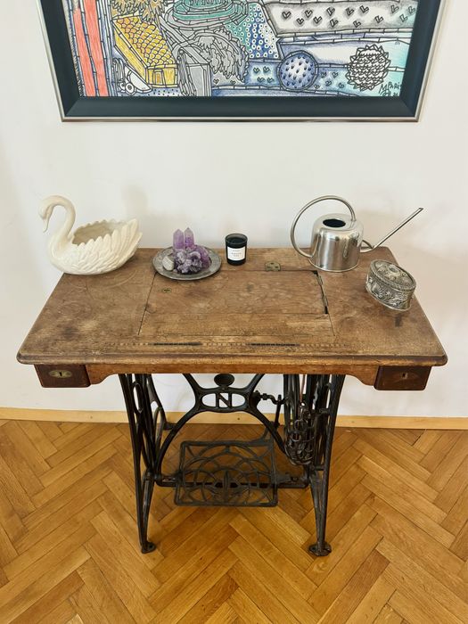 Антична шевна маса Naumann