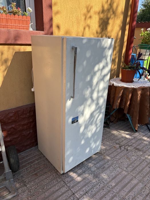 Frigider Artic functional pret.320 lei.