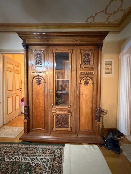 Трикрилен класически гардероб от масивно дърво