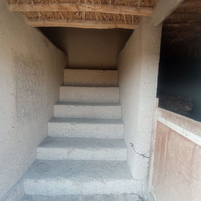 Uy sotiladi yoki moshinaga barter qilsa boladi