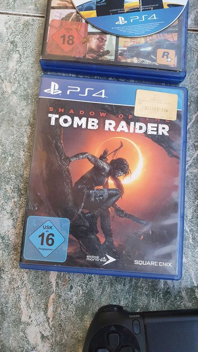 PS4 + 2 джойстика + 2 игри + кабели