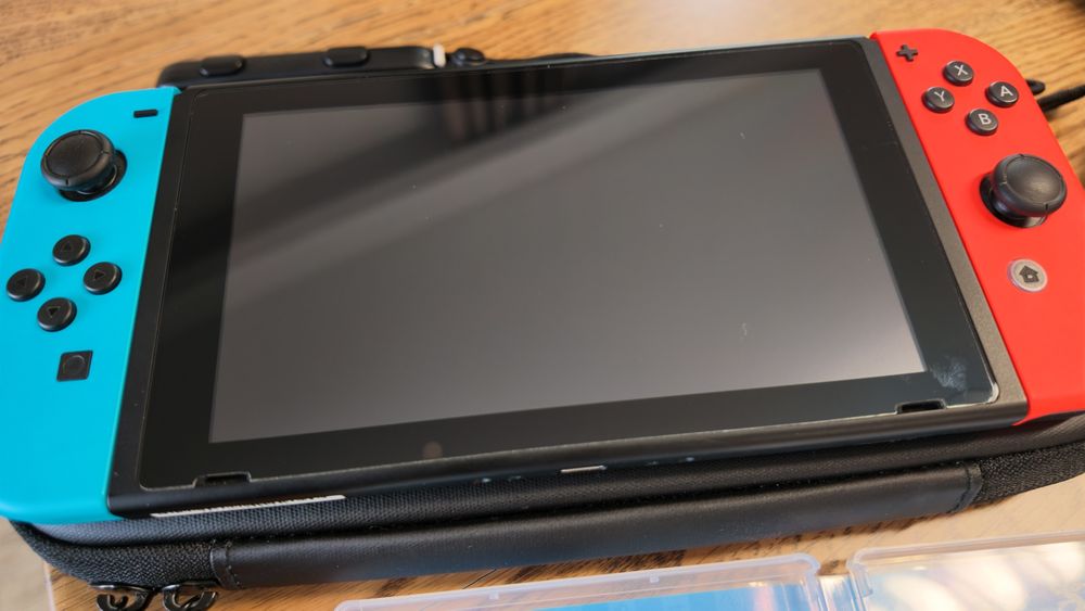 Vând Nintendo Switch (model standard) + Mario Kart 8 Deluxe + 2 volane