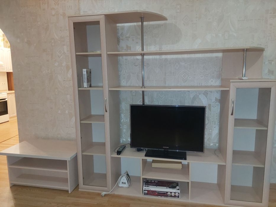 Продам стенку и журнальный столик