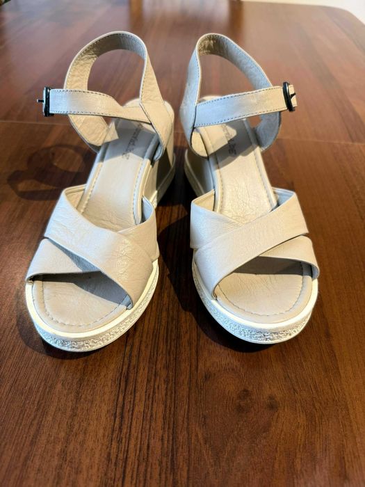 Нови сандали естествена кожа платформа номер 37 летни бежови