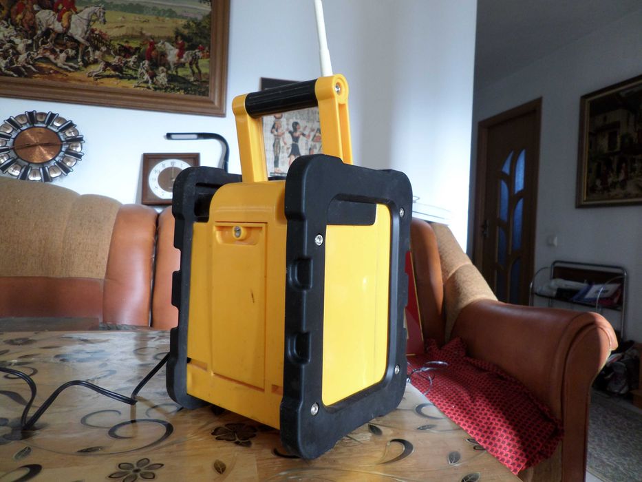Radio santier Clatronic la priza si pe baterii foarte bun
