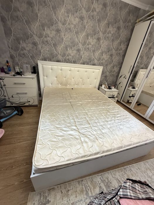 Продам спальный гарнитур бу