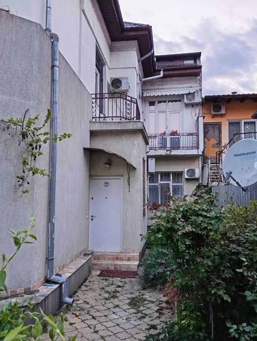 Particular vand vila langa Mall Vitan compusa din 4 apartamente cu intrari separate, colaboram cu agentii imobiliare