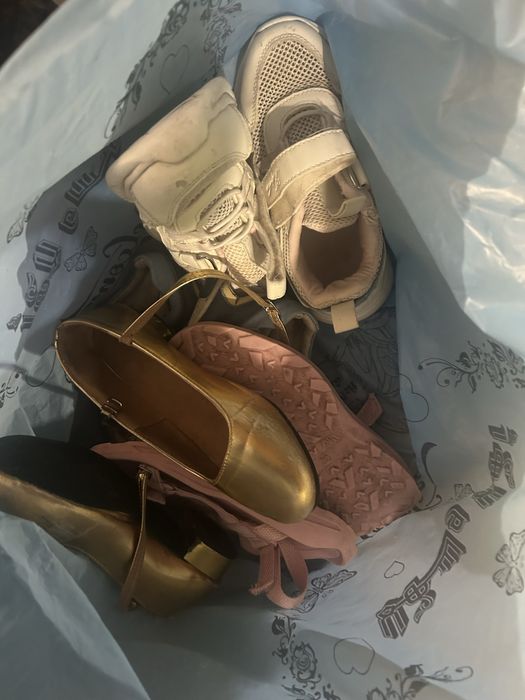 Отдам даром обувь.