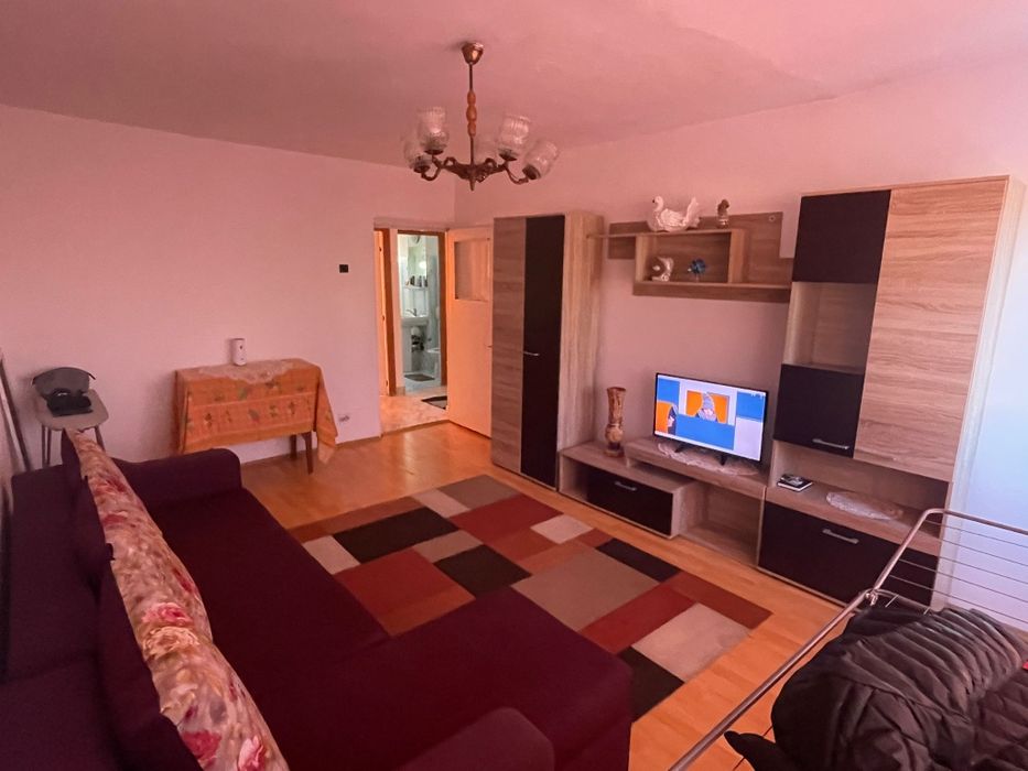 Vand apartament 2 camere, decomandat. Vis a vis de Pizzeria Grigo.