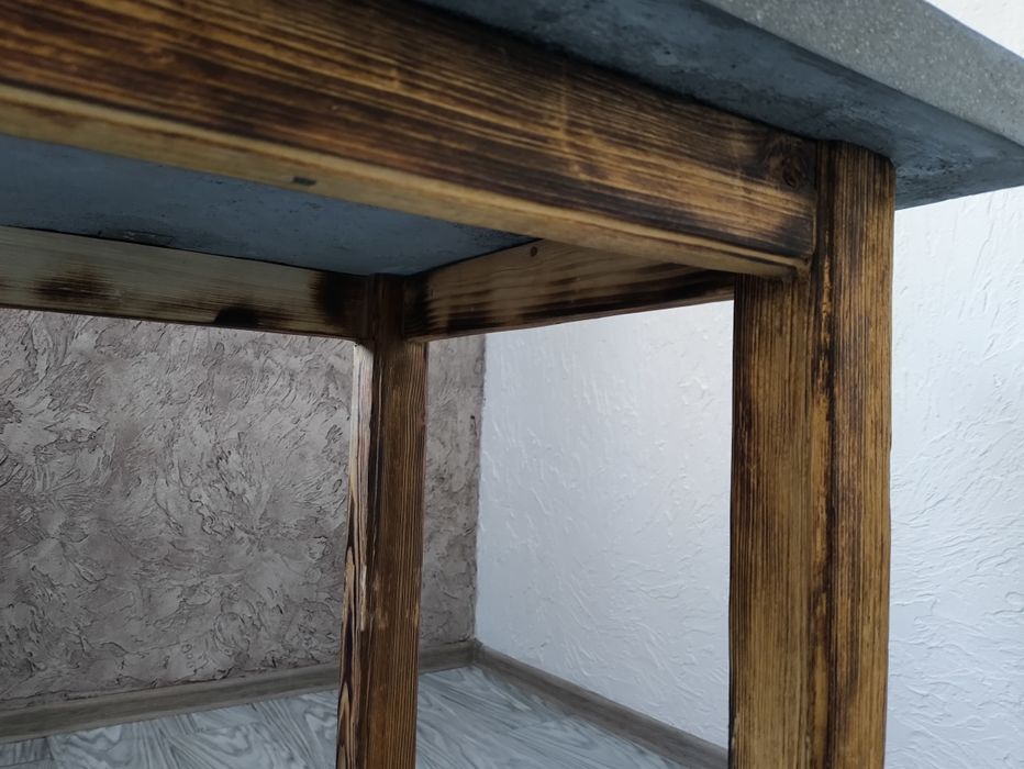 Стол с каменной столешницей