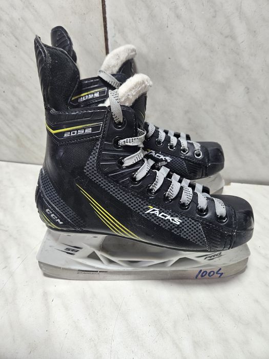 Patine 1004 hochei hockey  CCM Tacks 2052 marime 35  ( 23  cm)