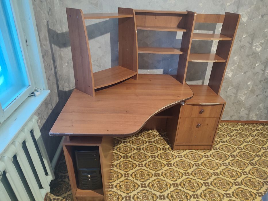 Продам компьютерный стол