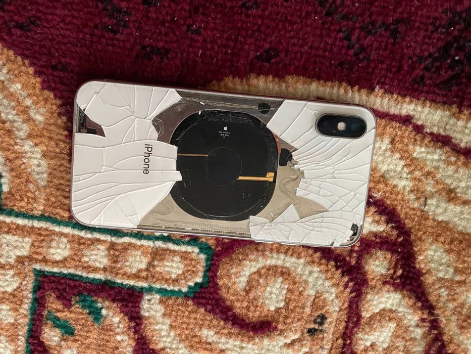 Iphone x holat ekran alshgan  xr yoki 11 ga obmen doplata kelshamz