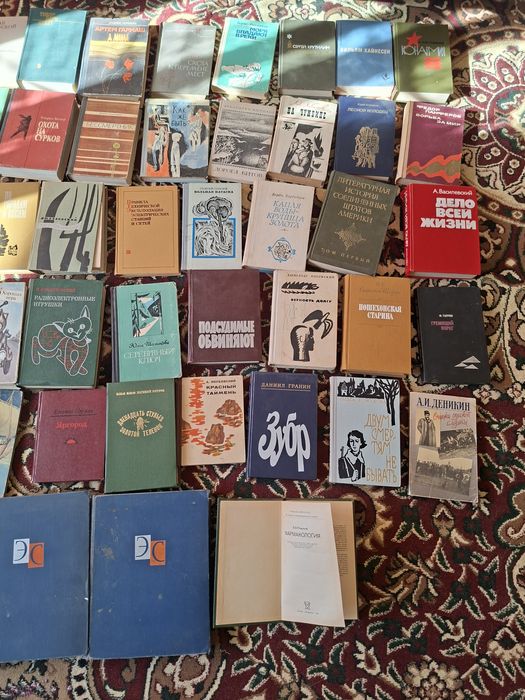 Китоблар, книги сотилади