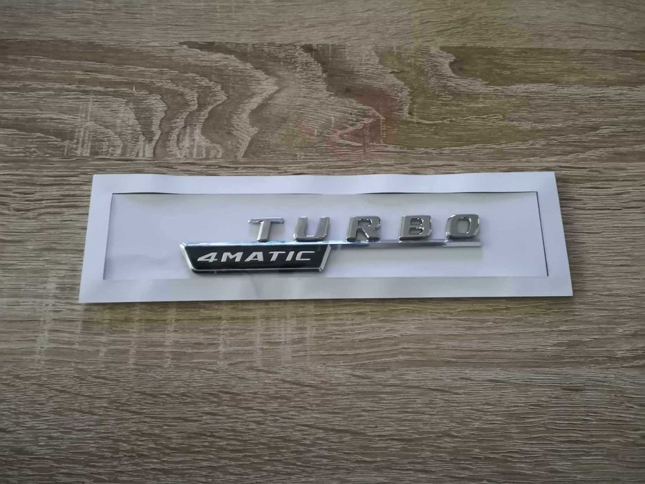 сребрист надпис Mercedes Benz Turbo 4Matic