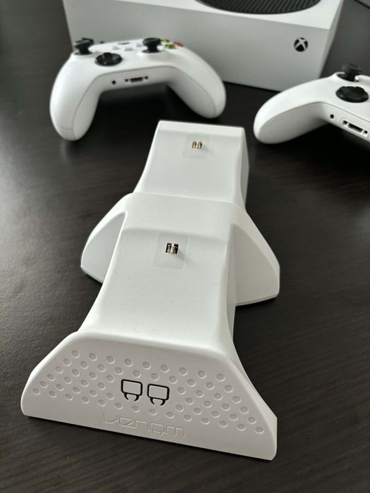 Xbox Series S + 2 controllere + statie de incarcare