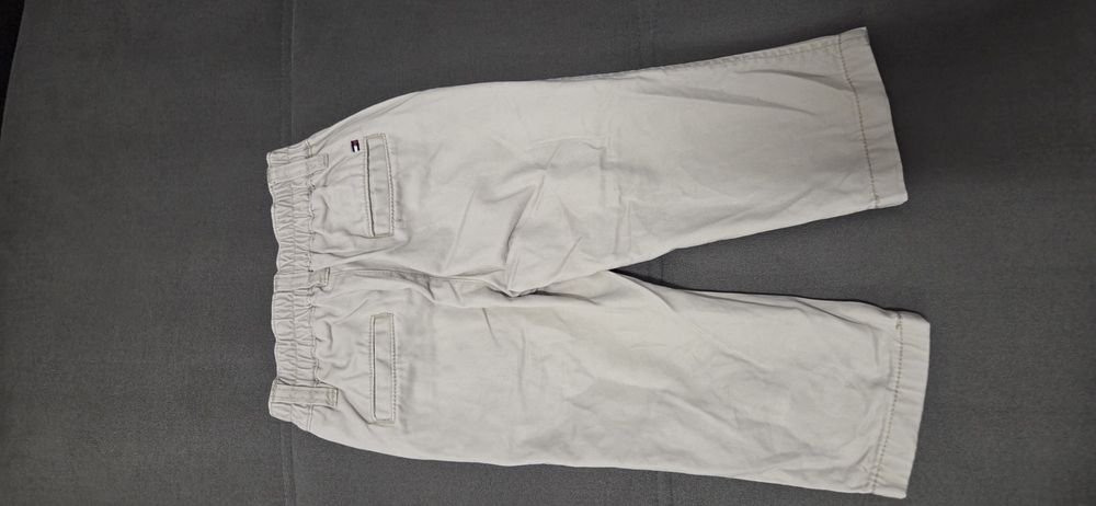 Pantaloni pentru baieti Tommy Hilfiger,marimea 18 luni stare foarte buna