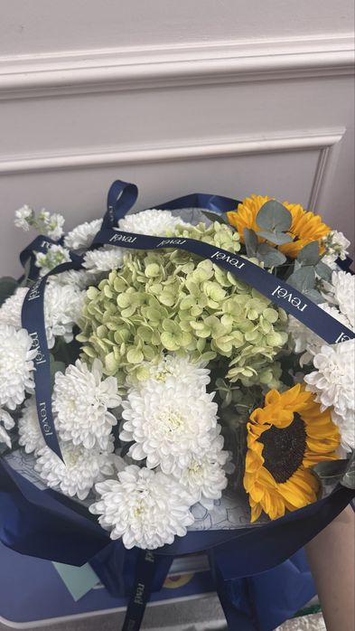 Красивый свежий букет revel