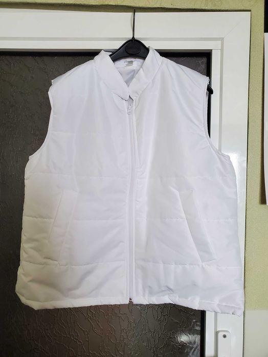 Продавам чисто нова жилетка в бяло