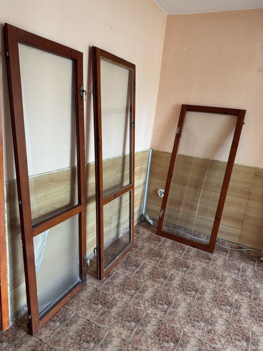 Прозорци и врата с дървена дограма