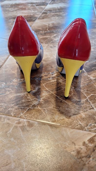 Дамски обувки на висок ток