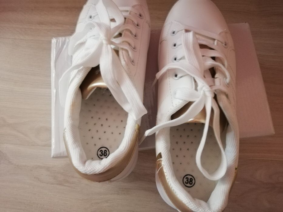 Нови дамски, бели сникърси, 38 номер по етикет, но отговарят на 37