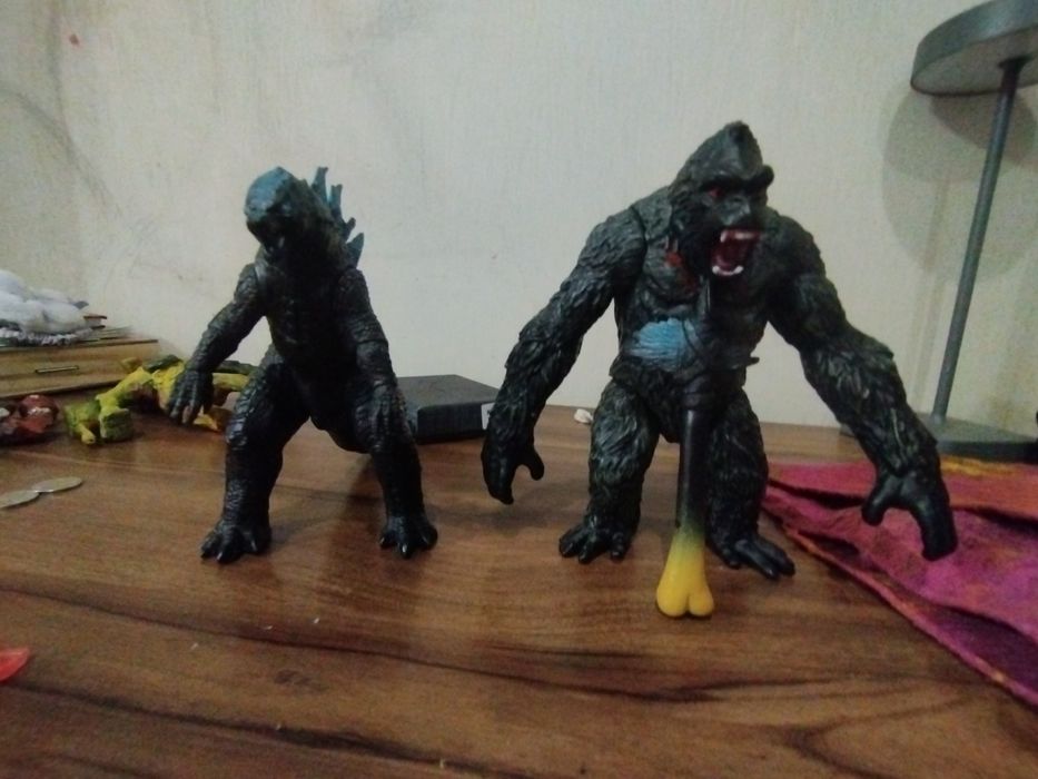 Продам годзиллу и Конга игрушки