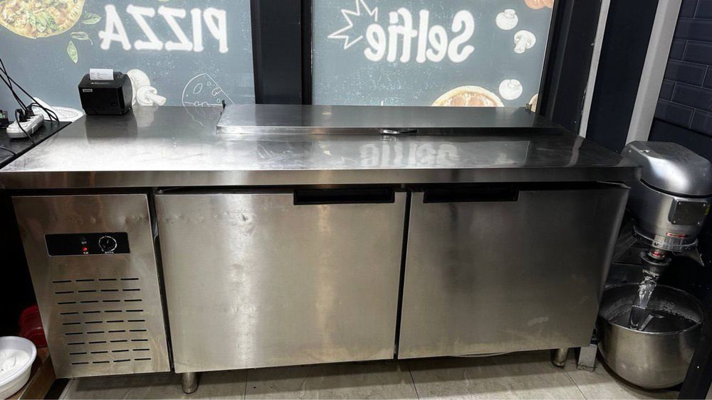 Профессиональный холодильник / холодильный стол