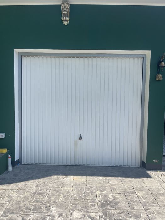 Usa de garaj latime 2,6 m inaltime 2,3 m , sh , manuala , cu incuiere