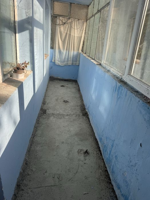 Vand apartament cu 3 camere,decomandat situat in centrul orasului,Slobozia.