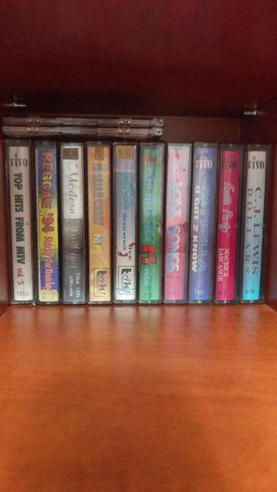 Vând casete audio originale și discuri vinil