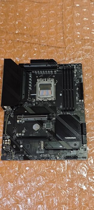 дънна платка msi b650 tomahawk