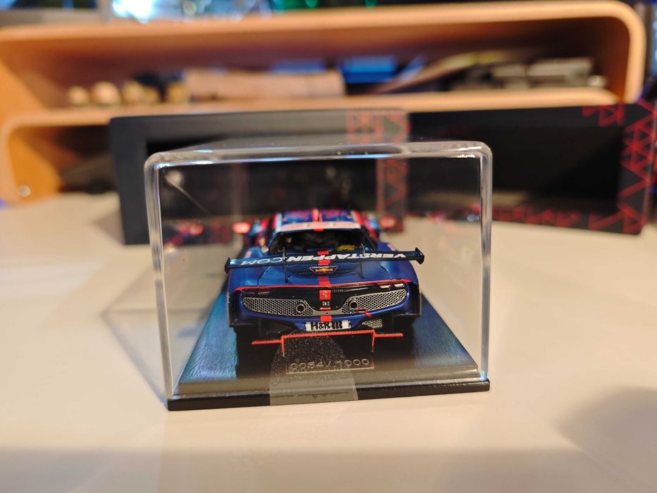 Продавам чисто нов Max Verstappen & Chris Lulham 1:48 модел