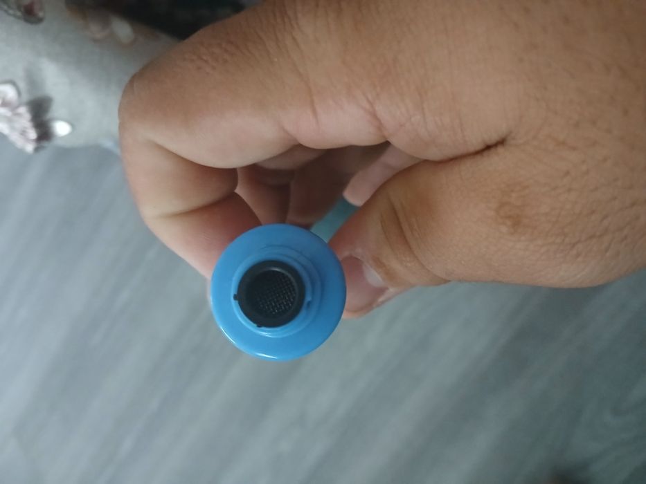 Aspirator ceara urechi, vibreaza usor si aspira particule de murdarie,