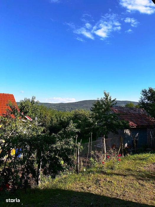 Casă din cărămidă, în zonă de deal foarte frumoasă, la Pârscov