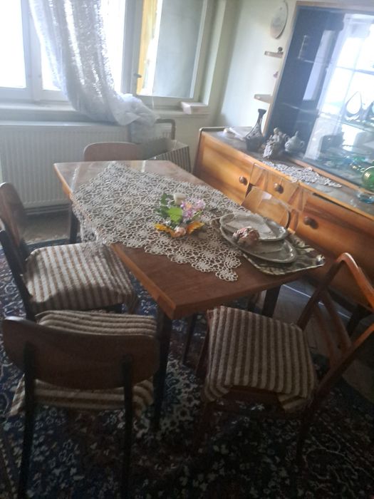Vind mobilier  ,canapea,fotoliu,masa cu scaune,șifoniere,covoare ,
