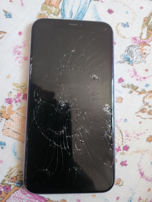 Iphone 11 original liber de rețea, display-ul și spatele crepat, nu are parole, sau icolud