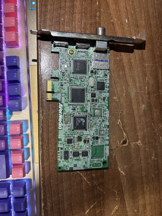 Placa de captura AverMedia H727 C027
